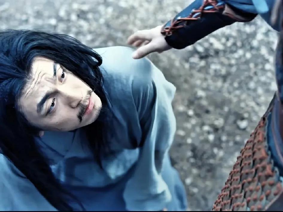 钱弘俶这里，我感觉真是站着说话不腰疼了，他对李煜说:“你却是何苦呢”。
对啊，李