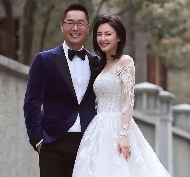 2016年，张雨绮和相识70天的富商袁巴元闪婚，不久后就火速生下了一对龙凤胎。没