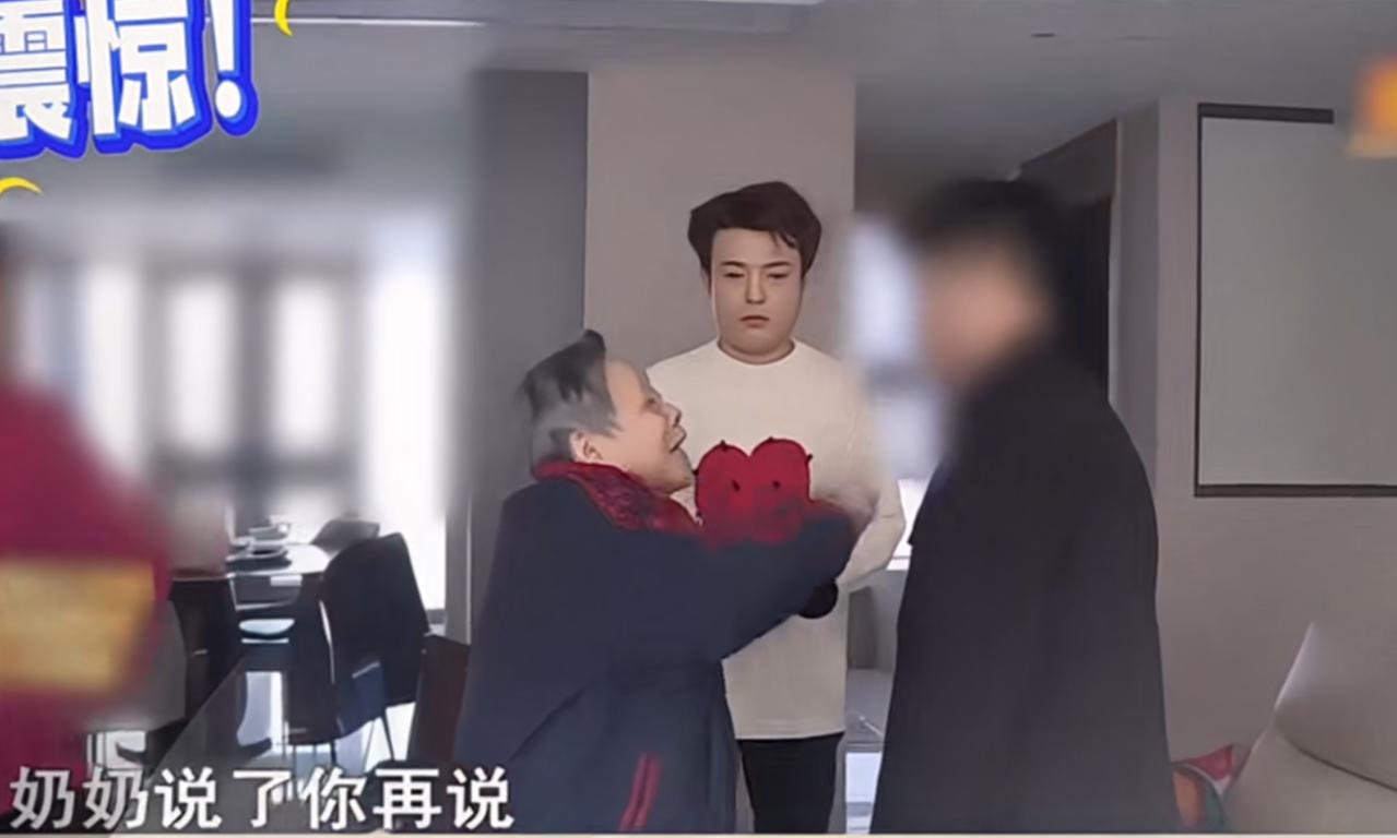 爸爸没了，奶奶也成了仇人。
孙子去讨来的赔偿款，奶奶要求拿出来平分，被拒绝后直接