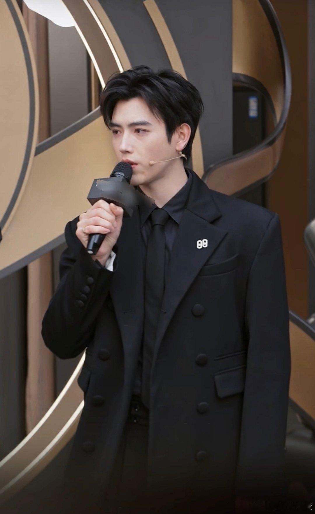 陈飞宇allblack西装帅成啥了 谁懂allblack西装的魅力！陈飞宇一身黑