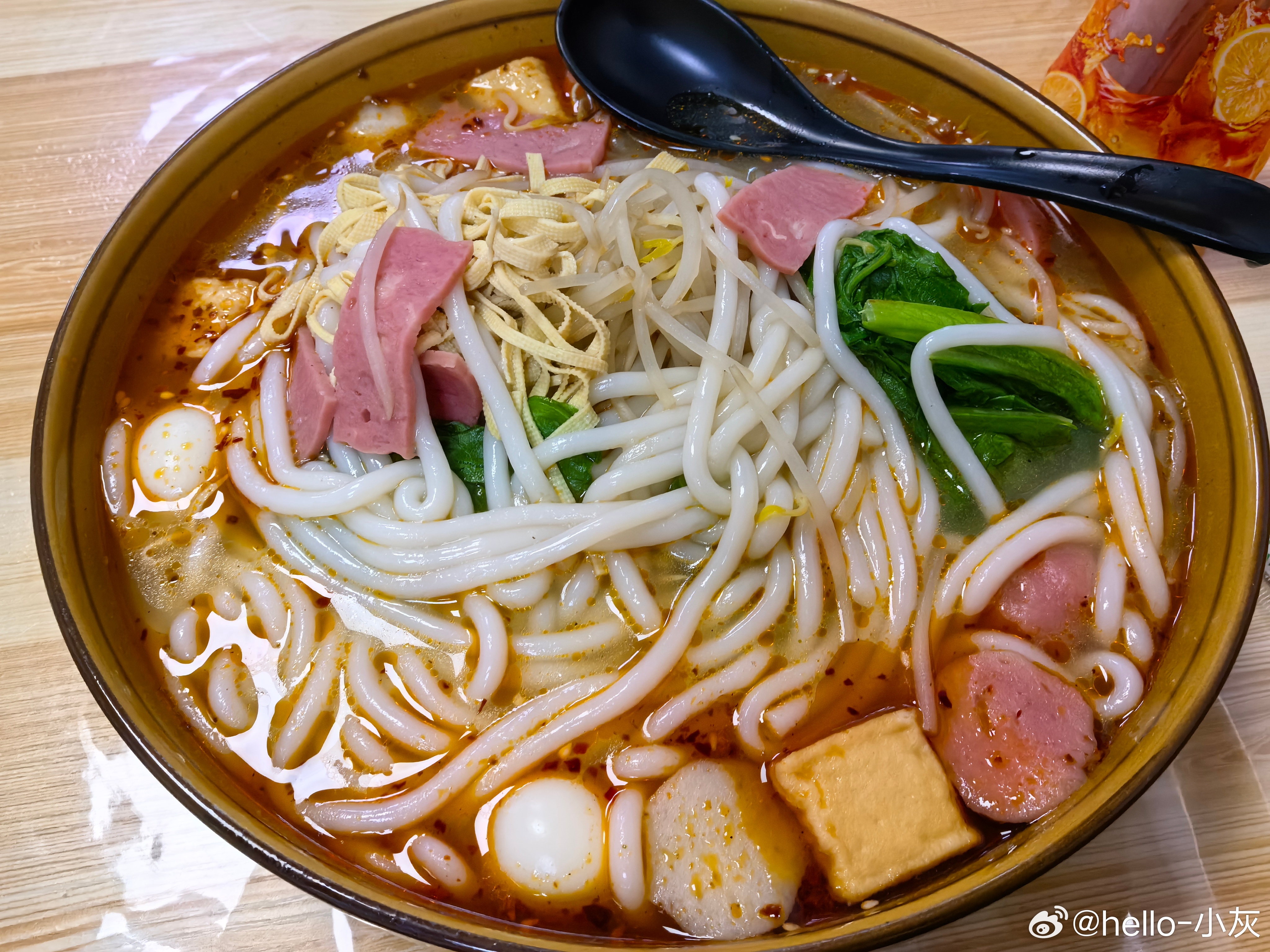 津彩绽放点赞天津 人间烟火味，最抚凡人心！阴天下雨吃碗米线