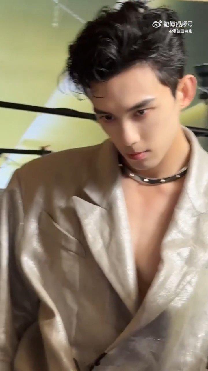 going人的事吴磊做尽了谁能抵挡得住吴磊的这个造型，性张力直接拉满吴磊铆钉颈环