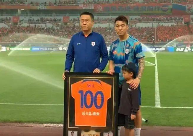 石柯社媒更新告别泰山队，全文如下：致山东泰山俱乐部与球迷的告别信。亲爱的泰山俱乐