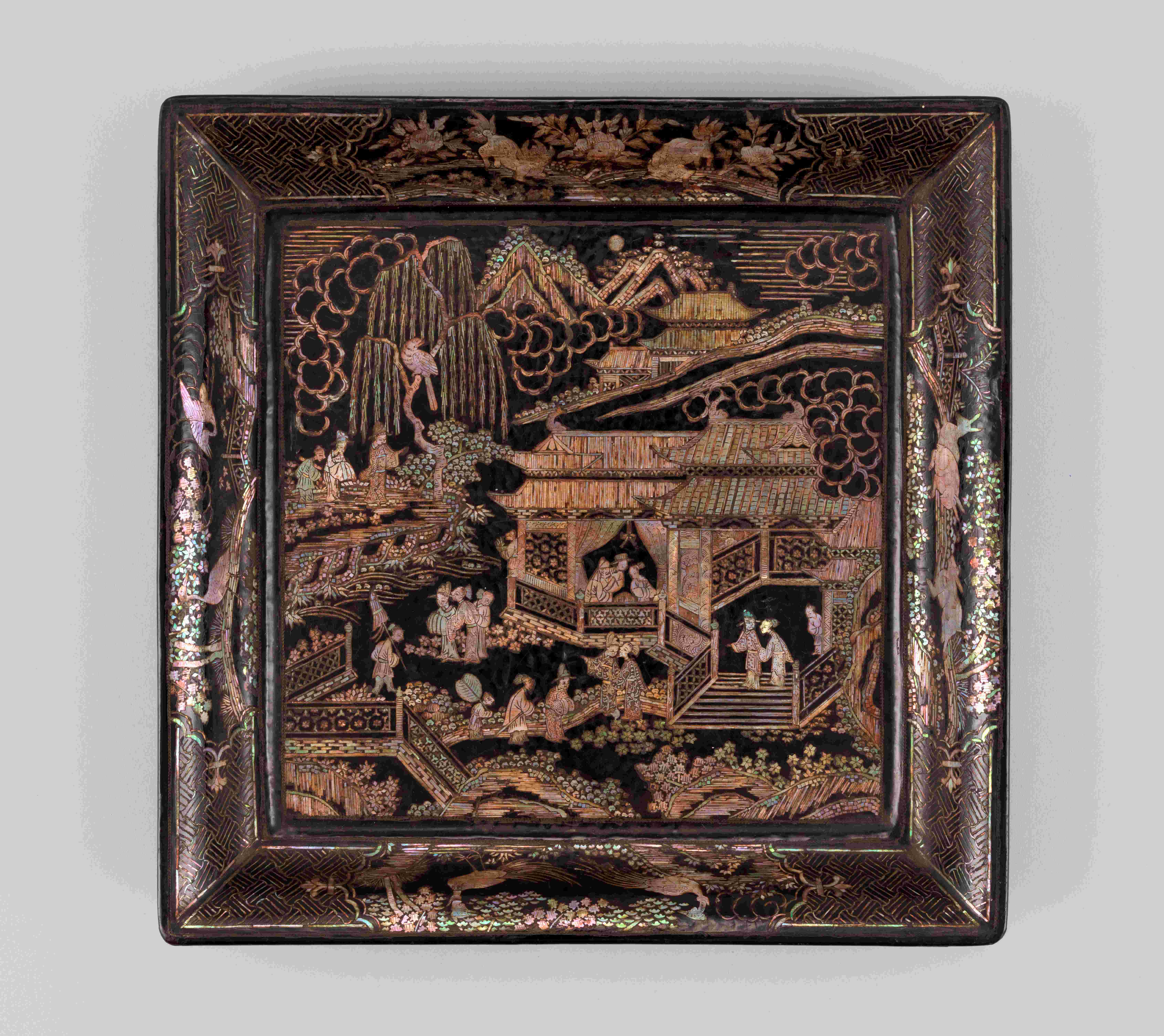 日本冈田美术馆藏元明时期的螺钿楼阁人物纹黑漆方盘 ​​​