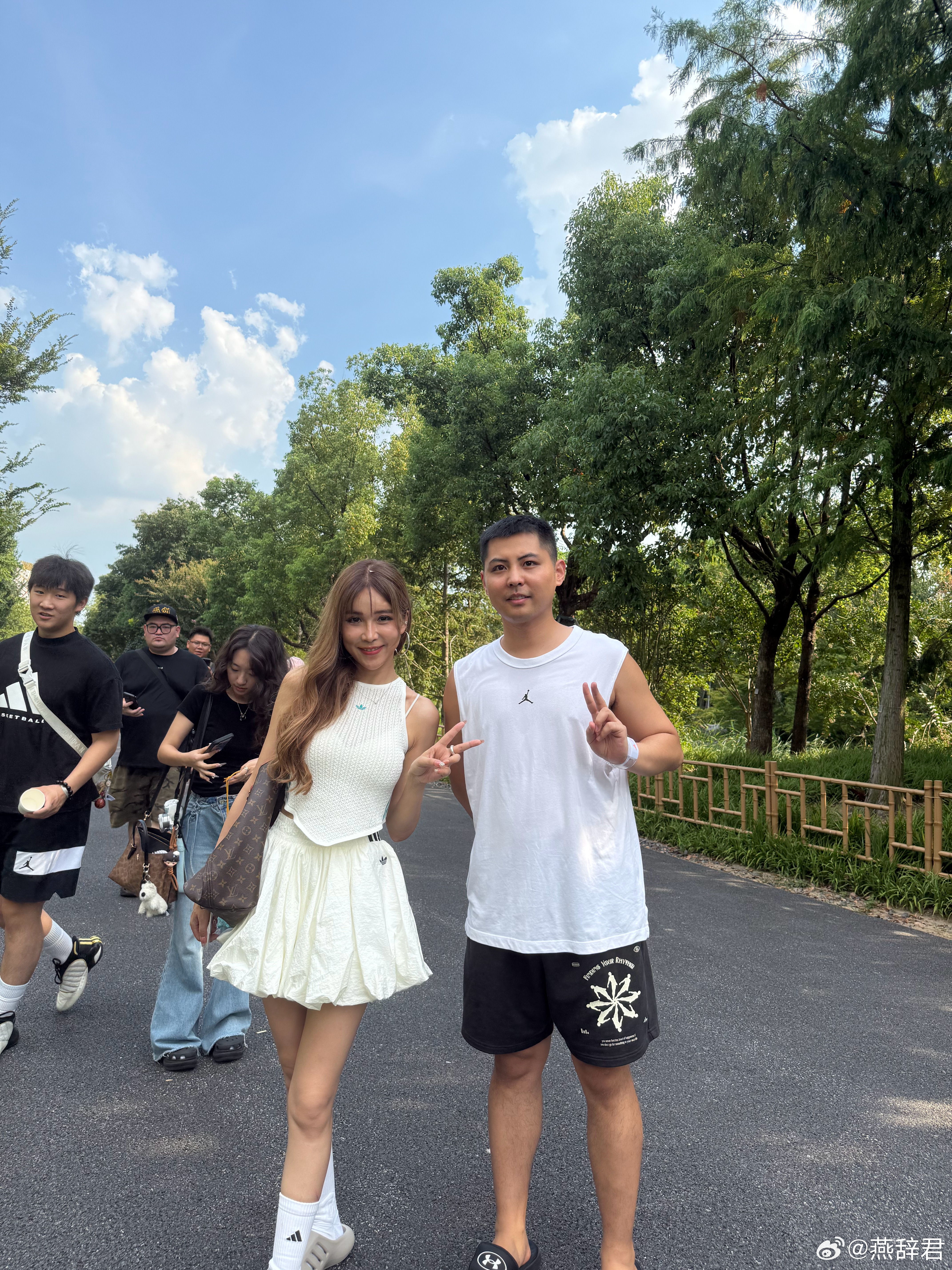 在路边偶遇了周玲安[doge]，经常在腾讯NBA看到她采访，真人还蛮高的 ​​​