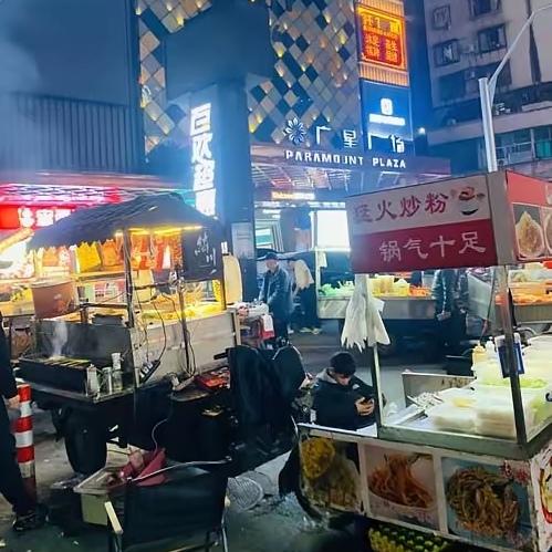 刚到广东的东北小伙小王，头一晚就被狠狠上了一课——在老家，晚上9点街上只剩路灯，