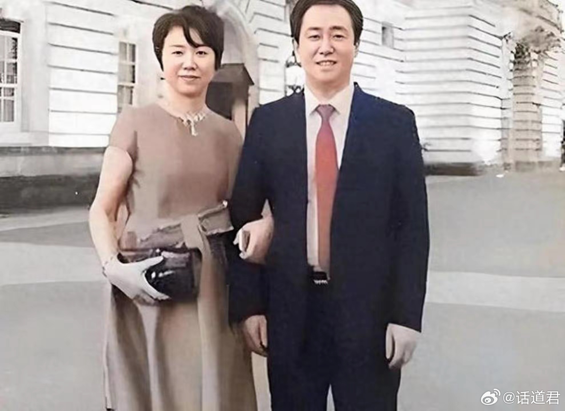 跟当年年会上那个意气风发的“许老板”判若两人，如今 头发花白，神态萎靡。而他的前