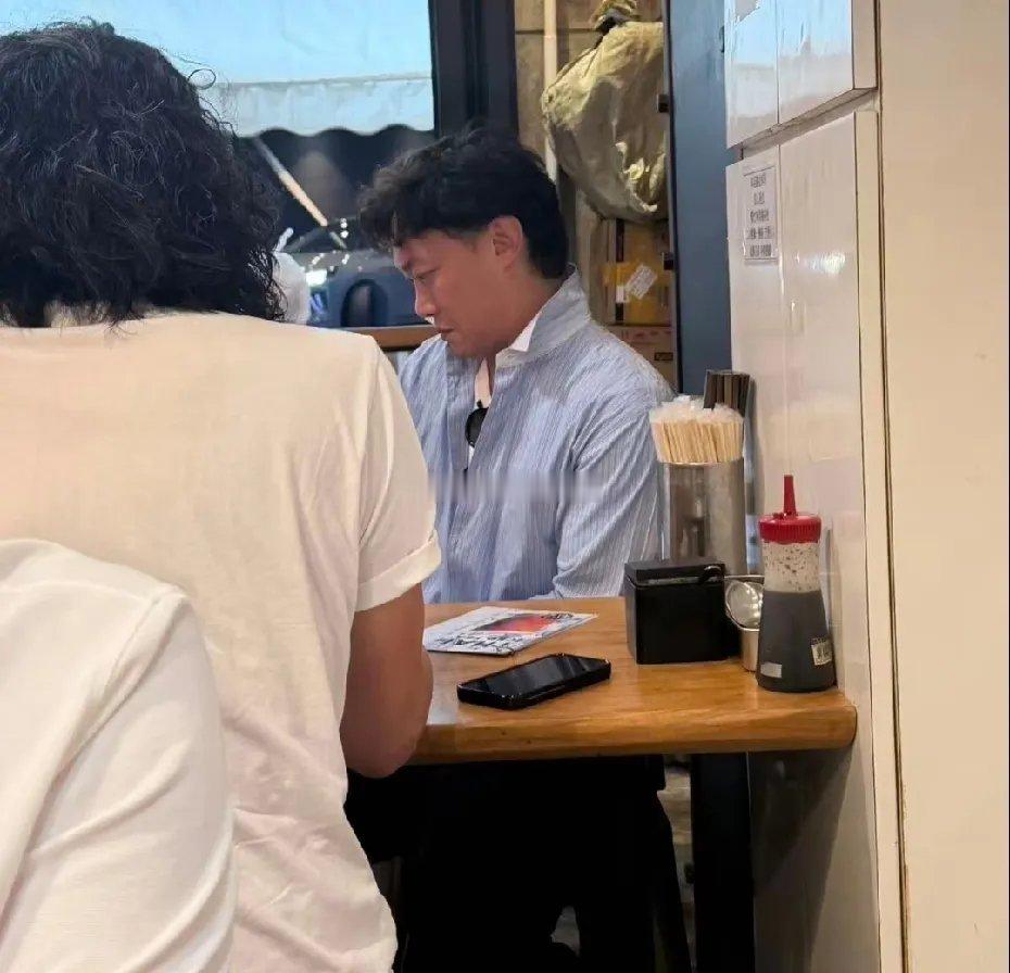 香港街头偶遇陈奕迅，私下状态也太松弛舒服了。和朋友悠闲吃饭喝咖啡，闲聊说笑，整个