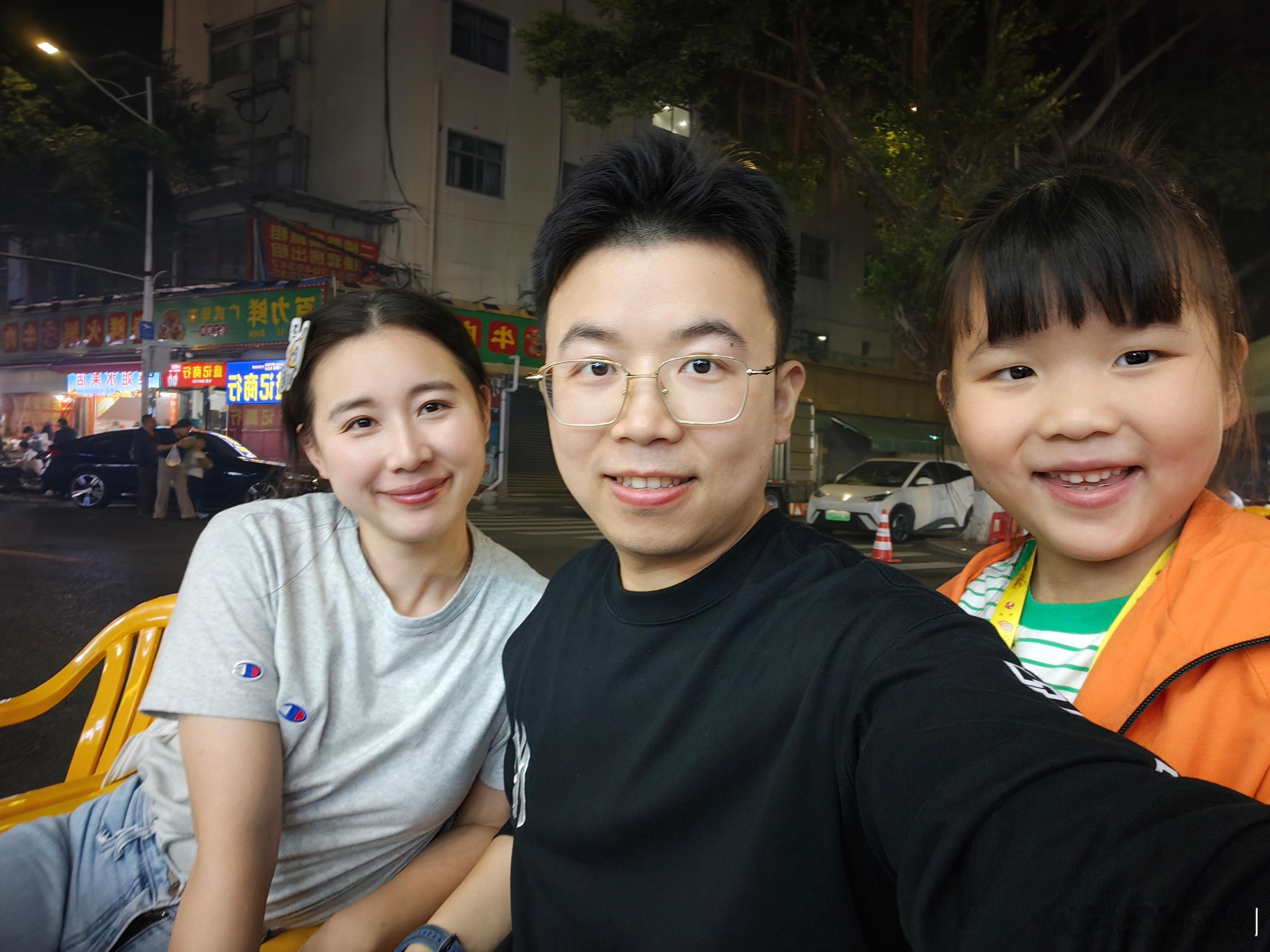 今年除夕珠海过了，米粒这两天耳朵疼，昨天医生说是可能是坐飞机引发的外耳道炎，不建