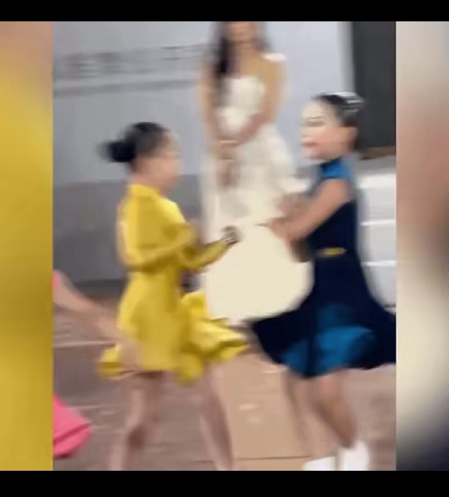 众目睽睽之下，蓝衣服女孩这一推，黄衣服女孩没有被推倒，自己的形象却轰然倒塌。
