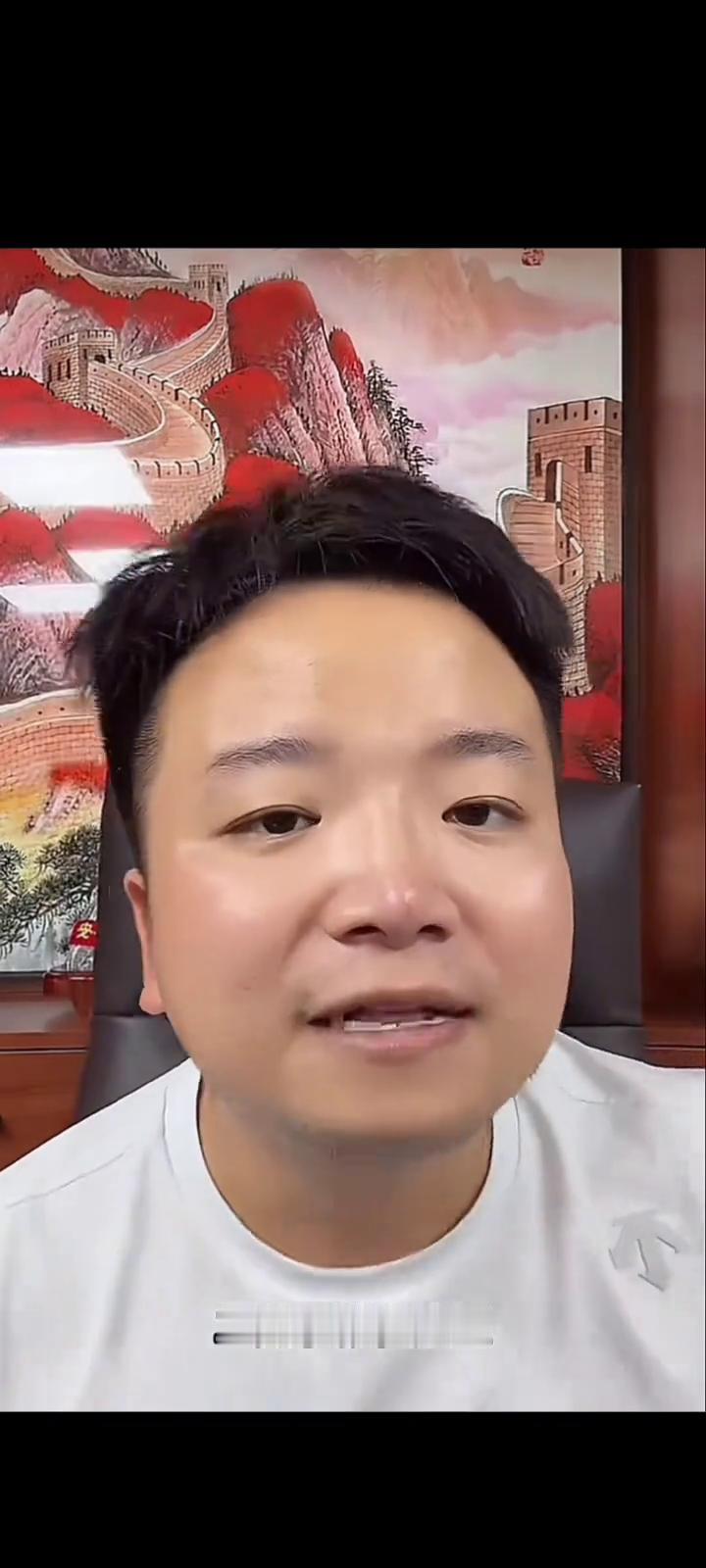 今天这个办公室只有我和二秃子在这里，一会我问我到底要问一下二秃子到底是什么意思。