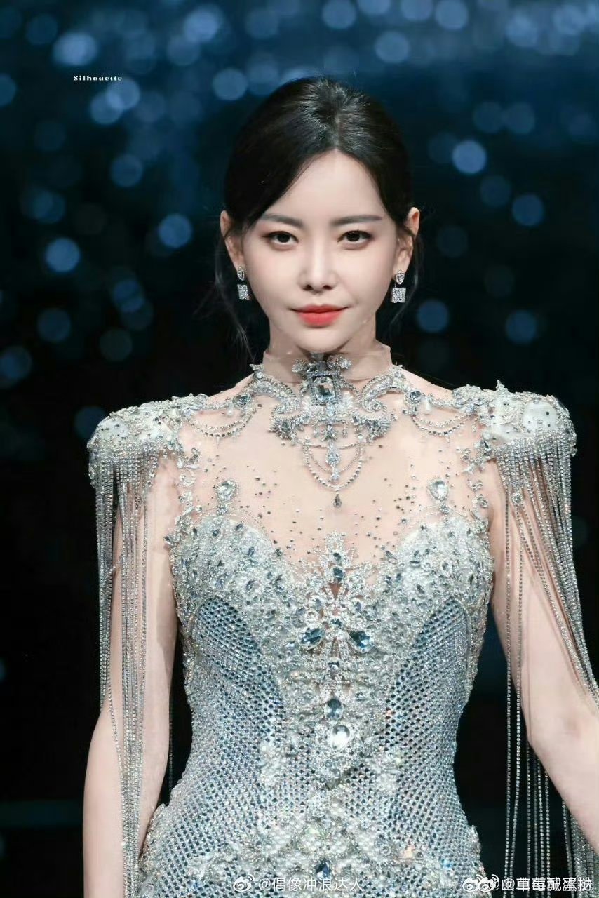 于文文 活着真好 带病赴约微博之夜，强忍不适唱完四首歌，于文文的敬业刻进骨子里！