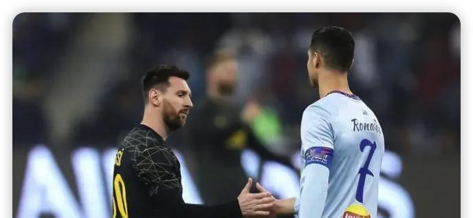 足球俱乐部现在不买球星，改买期货了。
巴黎刚刚花了9500万欧元，签下一个18岁