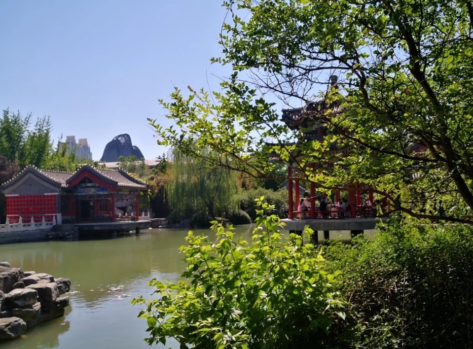 被郡王府东方美学惊艳到了踏入郡王府，雕梁画栋间尽显古韵，飞檐斗拱藏着。园林错落有