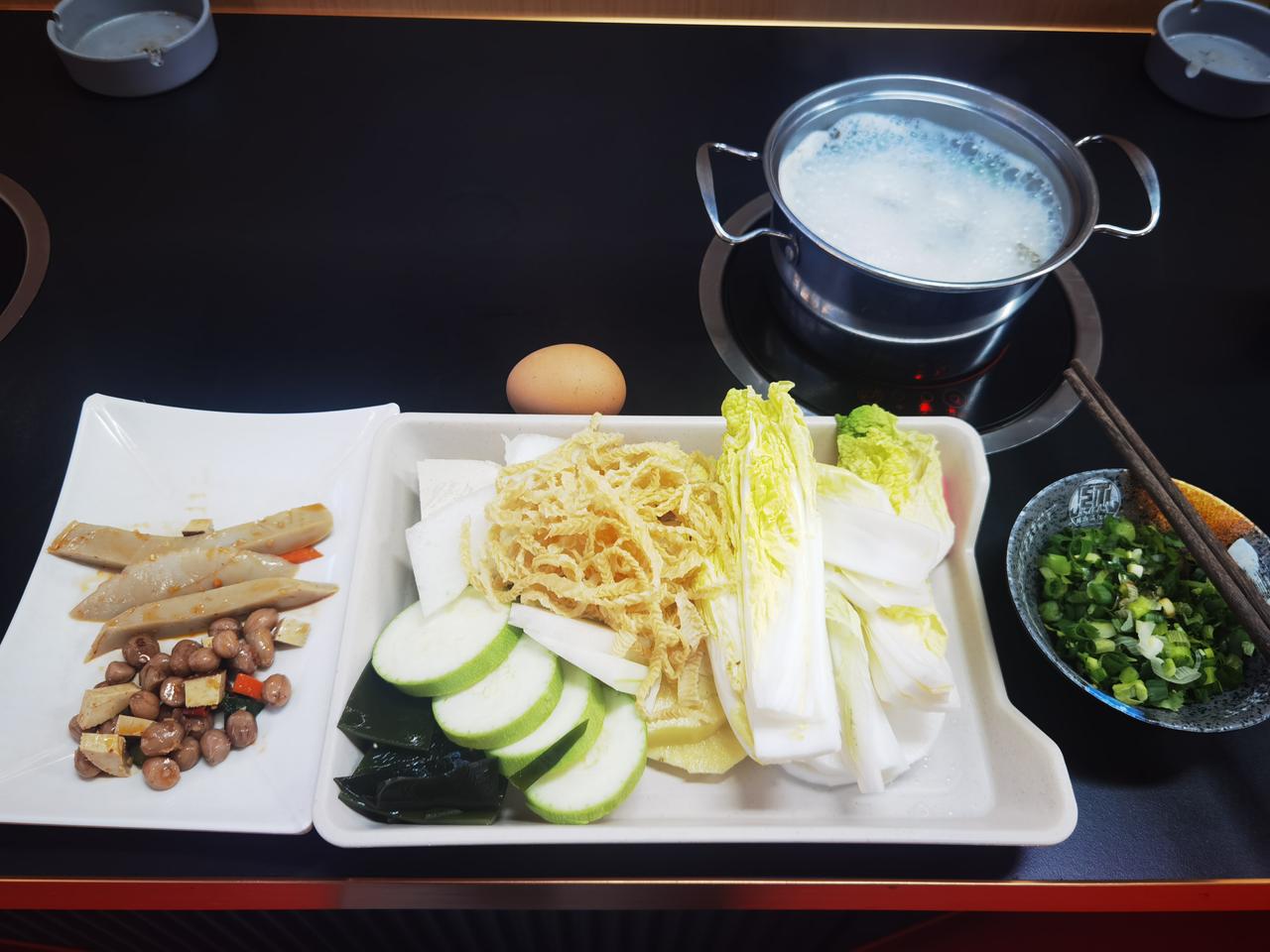 为了减肥，我宁愿吃火锅，都不去饭店吃炒青菜，这是为啥？
多吃青菜，少吃肉，少盐，