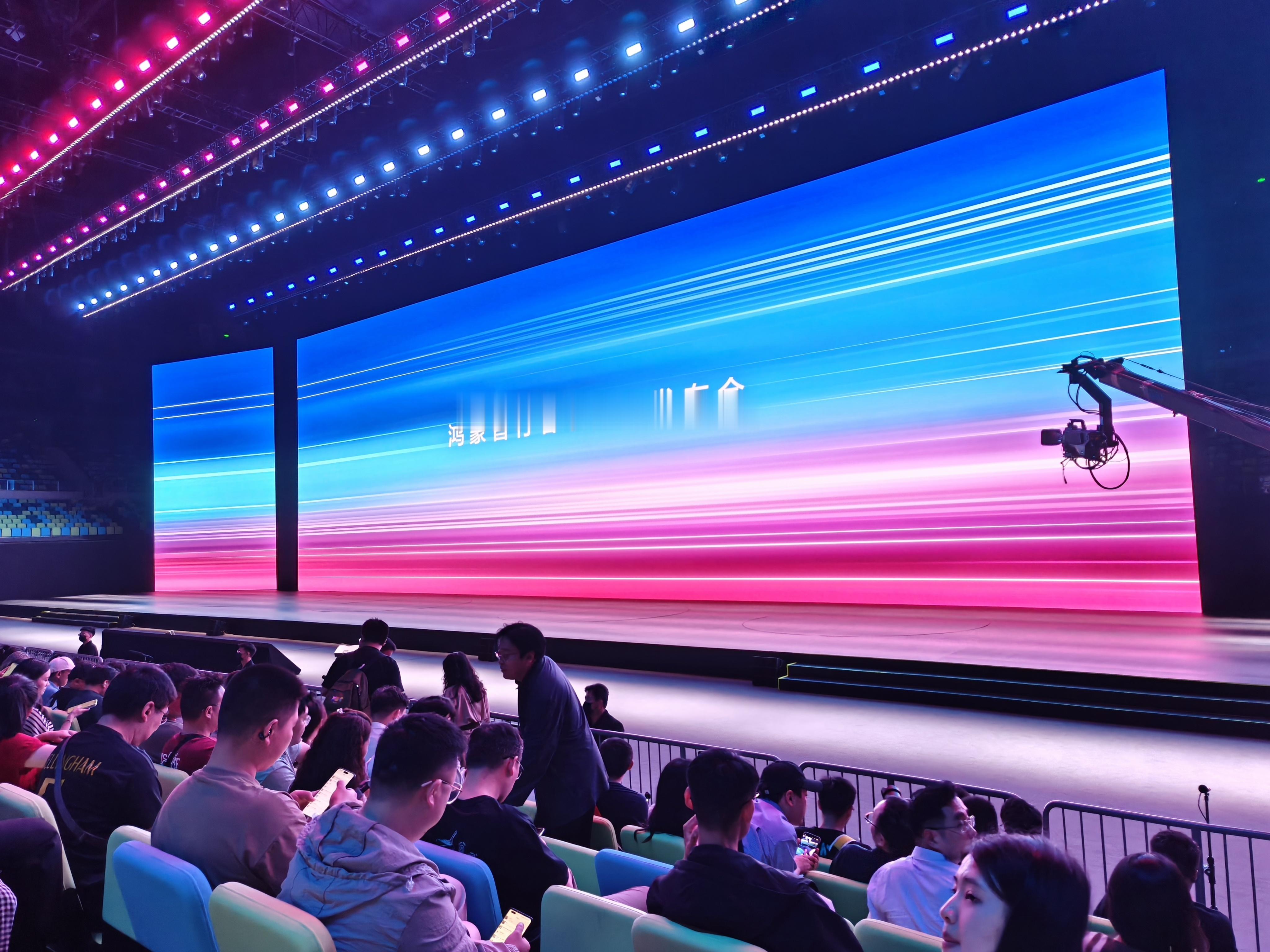 这位置行，虽然偏一点儿但离老余比较近鸿蒙智行春季新品发布会