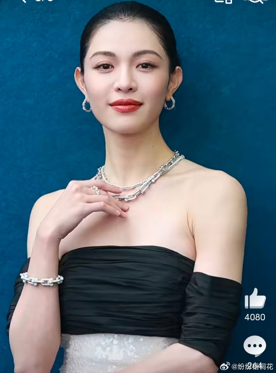 钟楚曦抹胸黑白撞色裙衣服简洁大方显身材，很漂亮也很适合她，钟楚曦一直知道自己要什