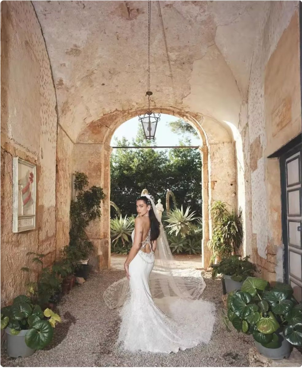 30岁啪姐海岛大婚！2.5万根羽毛高定婚纱，搭配50万美元钻戒 