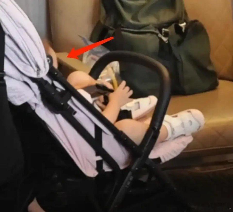 #日本偶遇胡歌一家三口#有网友在日本偶遇了胡歌，带着老婆黄曦宁和宝贝女儿“小茉莉