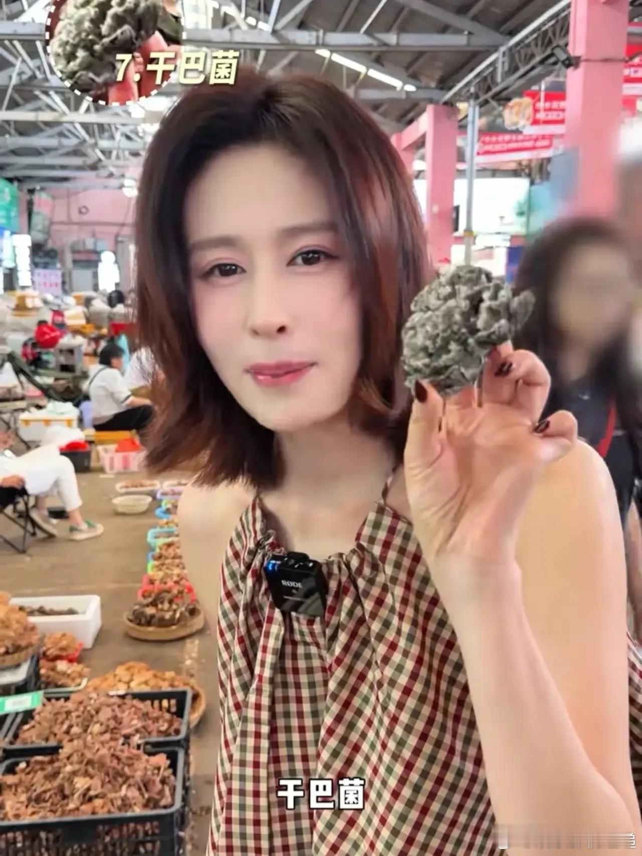 颖儿在云南野生菌市场买菌子，听到老板说干巴菌1800元一公斤后，她惊的原地跳了起