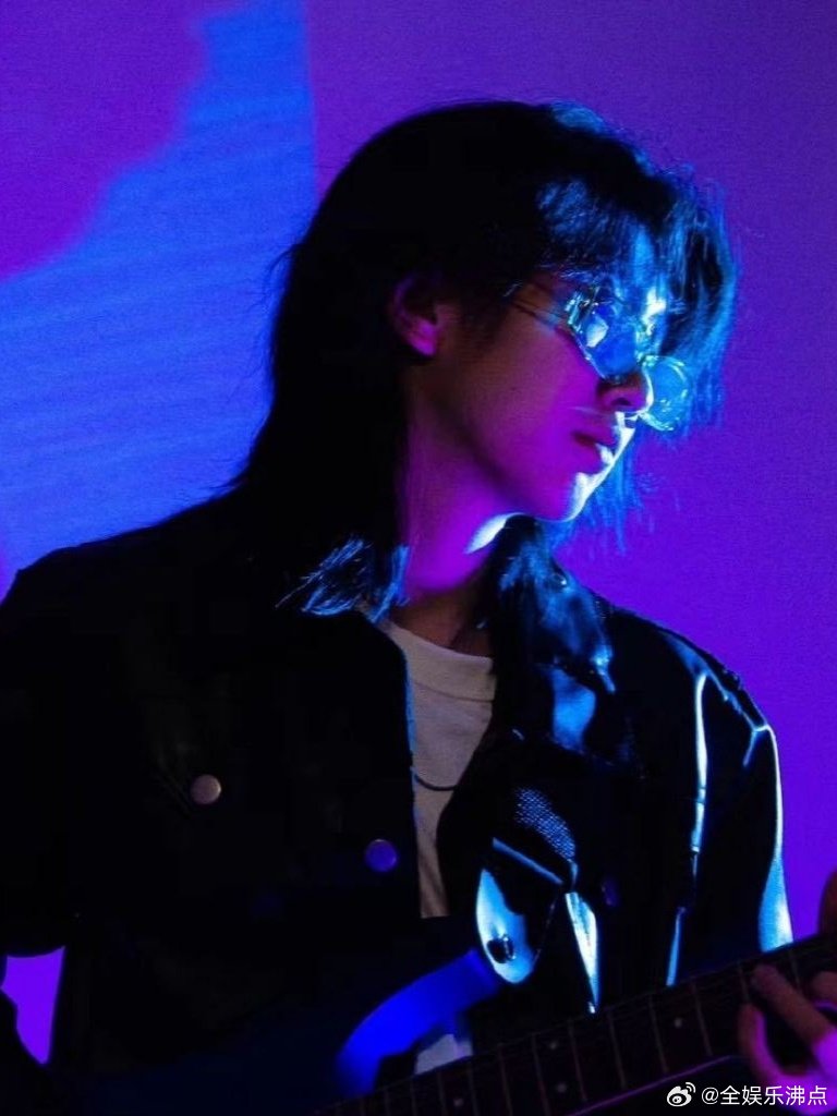 起猛了看到窦靖童在唱乌兰巴托的夜孟媛这唱《乌兰巴托的夜》，气质神态像窦靖童不说，