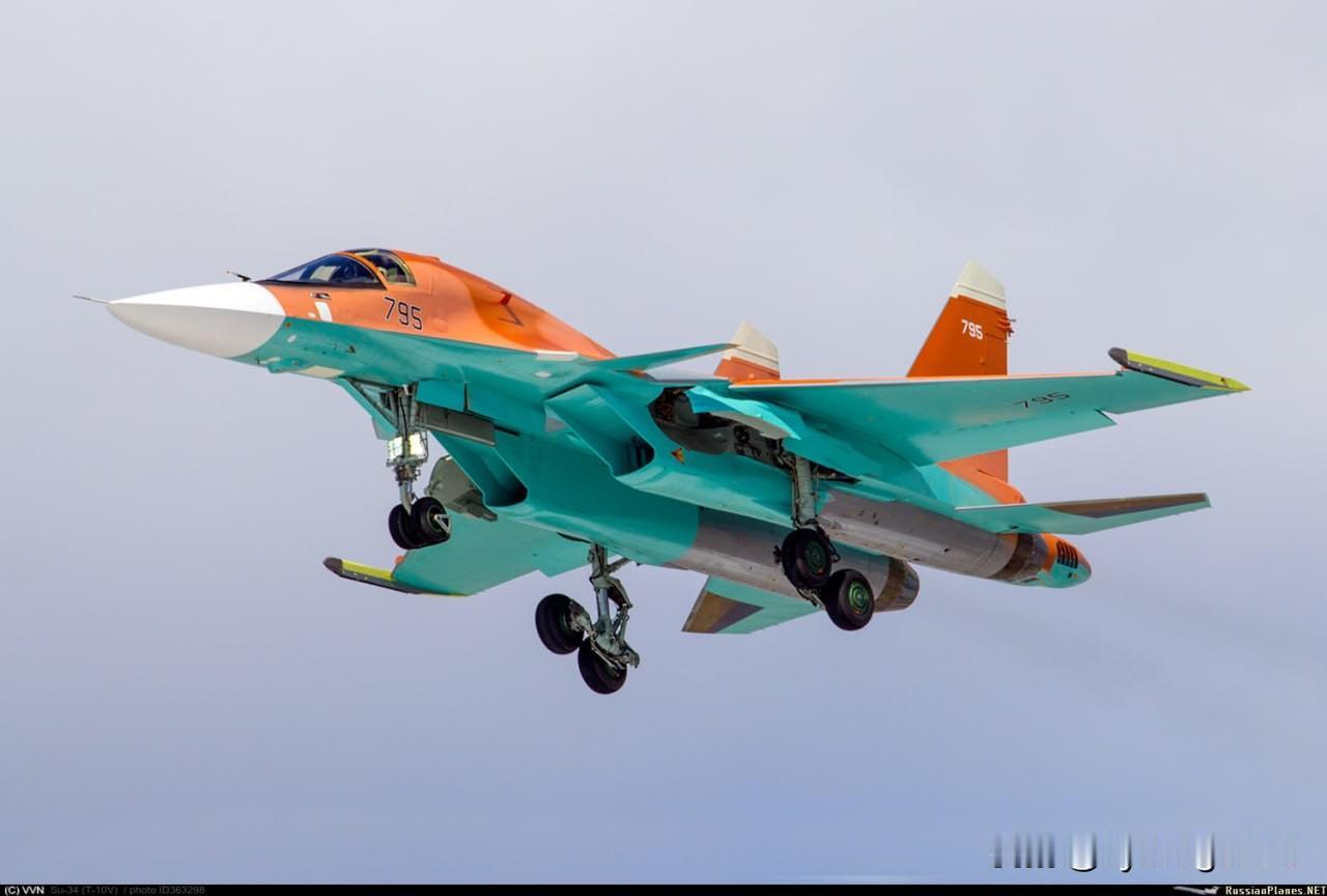 一张照片显示的是一架新型苏-34ME出口型前线轰炸机，尾号为“795”，由新西伯