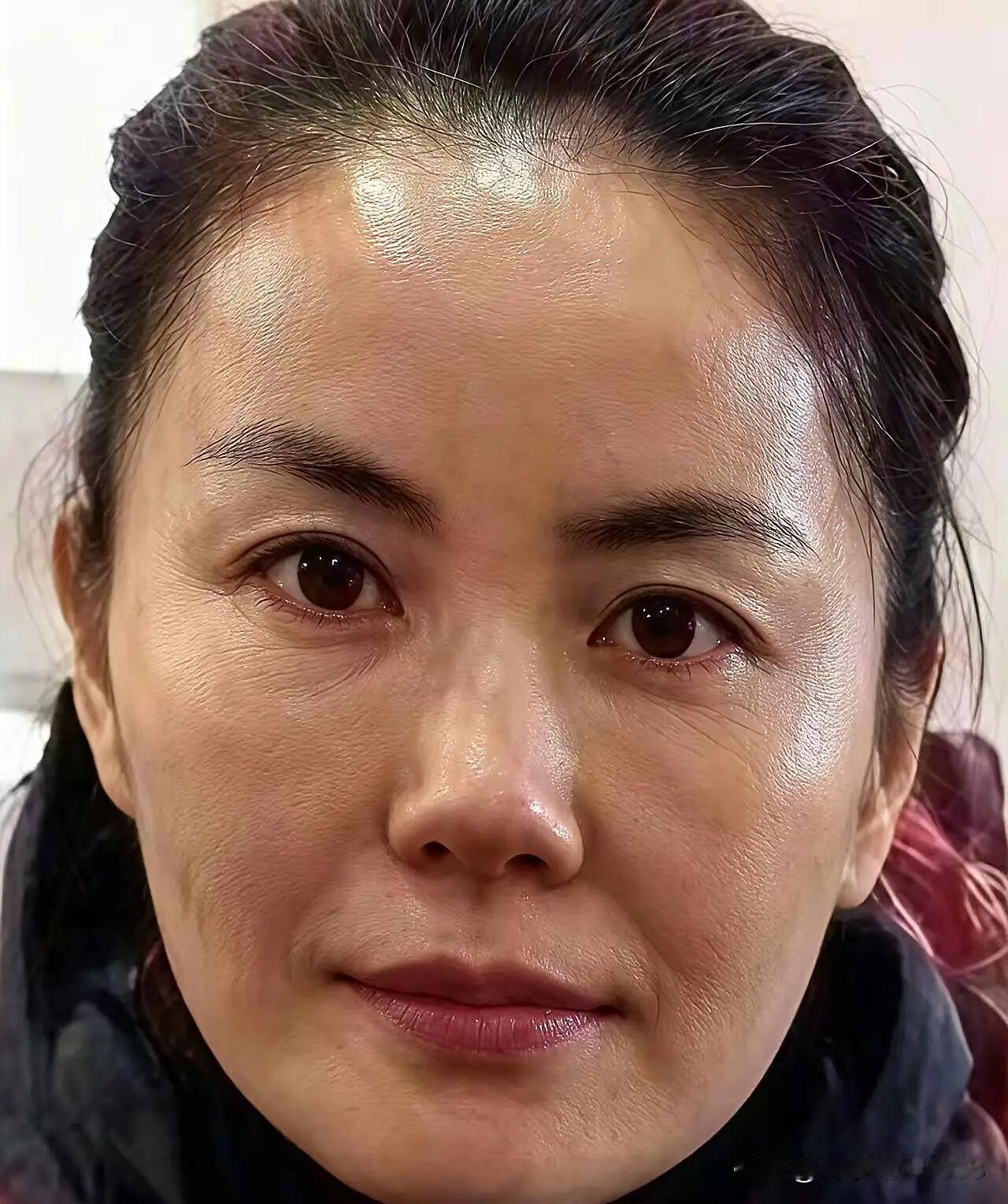 这才是真实女歌星的颜值，是原生态的美，脸上有鱼尾纹，有细纹，皮肤暗淡无光泽，但即