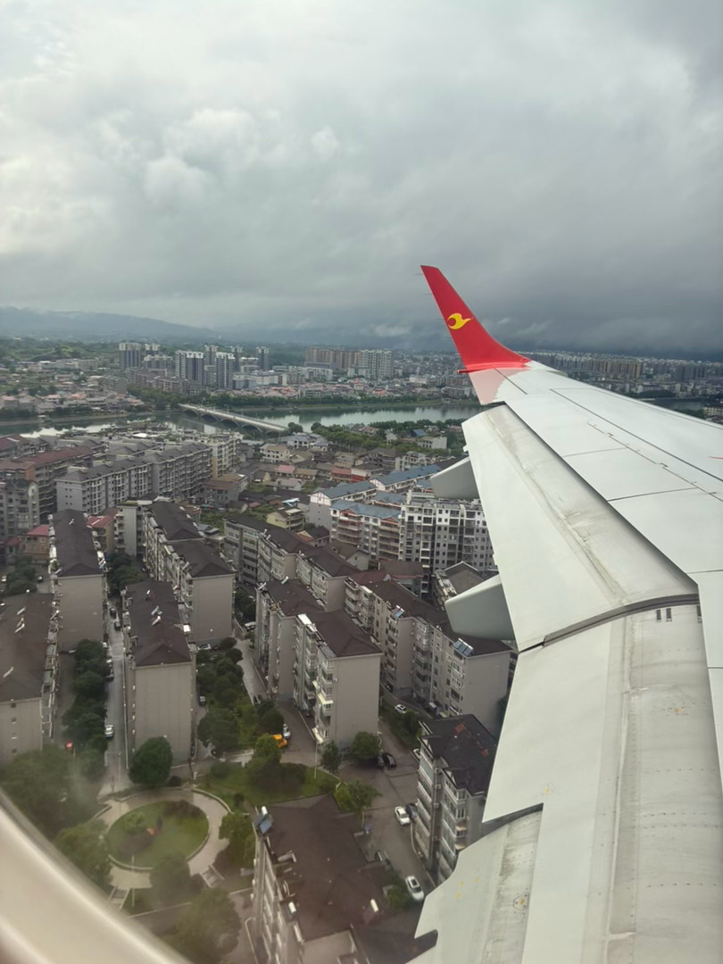 怀化好可爱，飞机落的时候下雨🌧️吓得我以为这么近离住宅区没想到精准降落🛬啊哈
