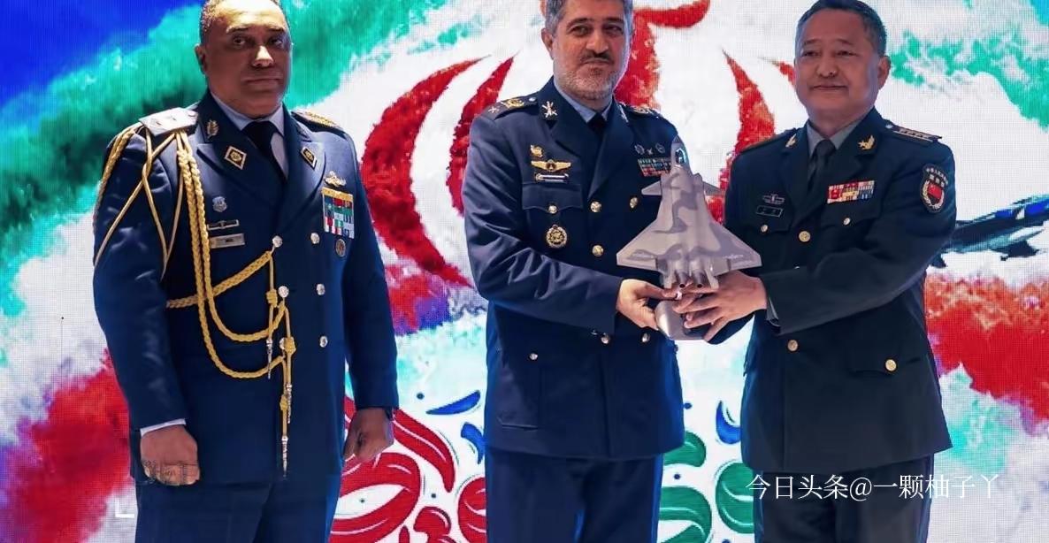 美军福特号航母跑到附近晃悠，网上立刻炸锅，各种“战争倒计时”满天飞，说得跟马上就