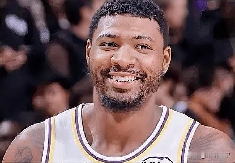 湖人麻烦了，根据湖人官方消息，斯马特因背伤将缺席今日对阵独行侠的比赛。

斯马特