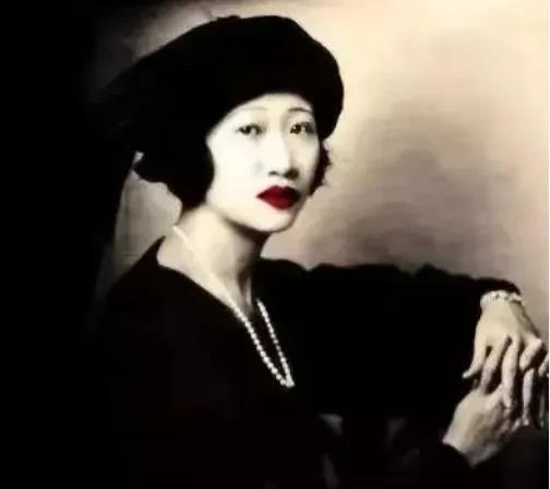 1959年，黄蕙兰得知丈夫顾维钧正在严幼韵家打牌，她冲了过去，敲开门后，瞪着丈夫