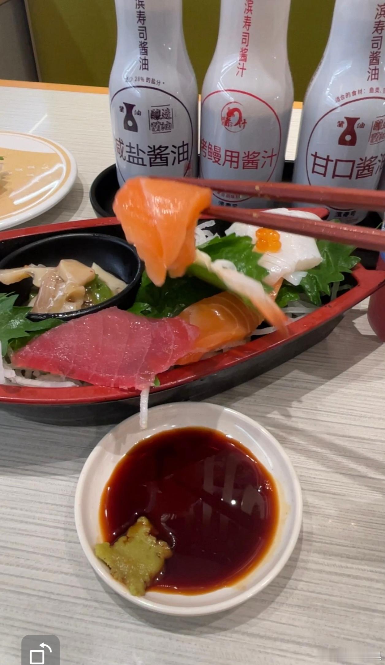 纪念日被男朋友带来滨寿司，刺身船食材都很厚实新鲜，口感脆嫩地道。配上两杯可乐，美