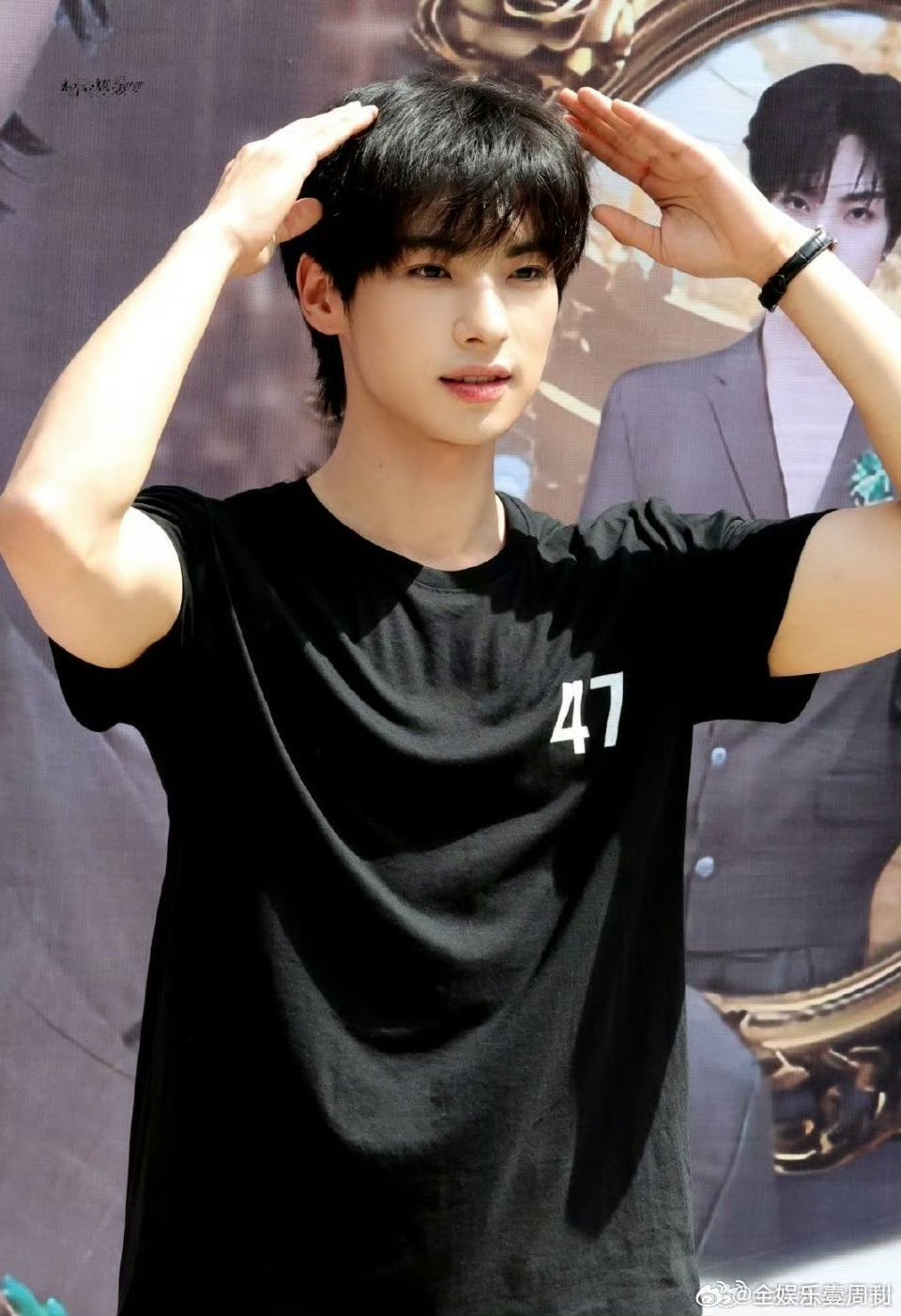 颜安模糊的路透清晰的颜值谁说颜安下镜啊，这个路透真的帅飞了，模糊但帅得很伶俐，此