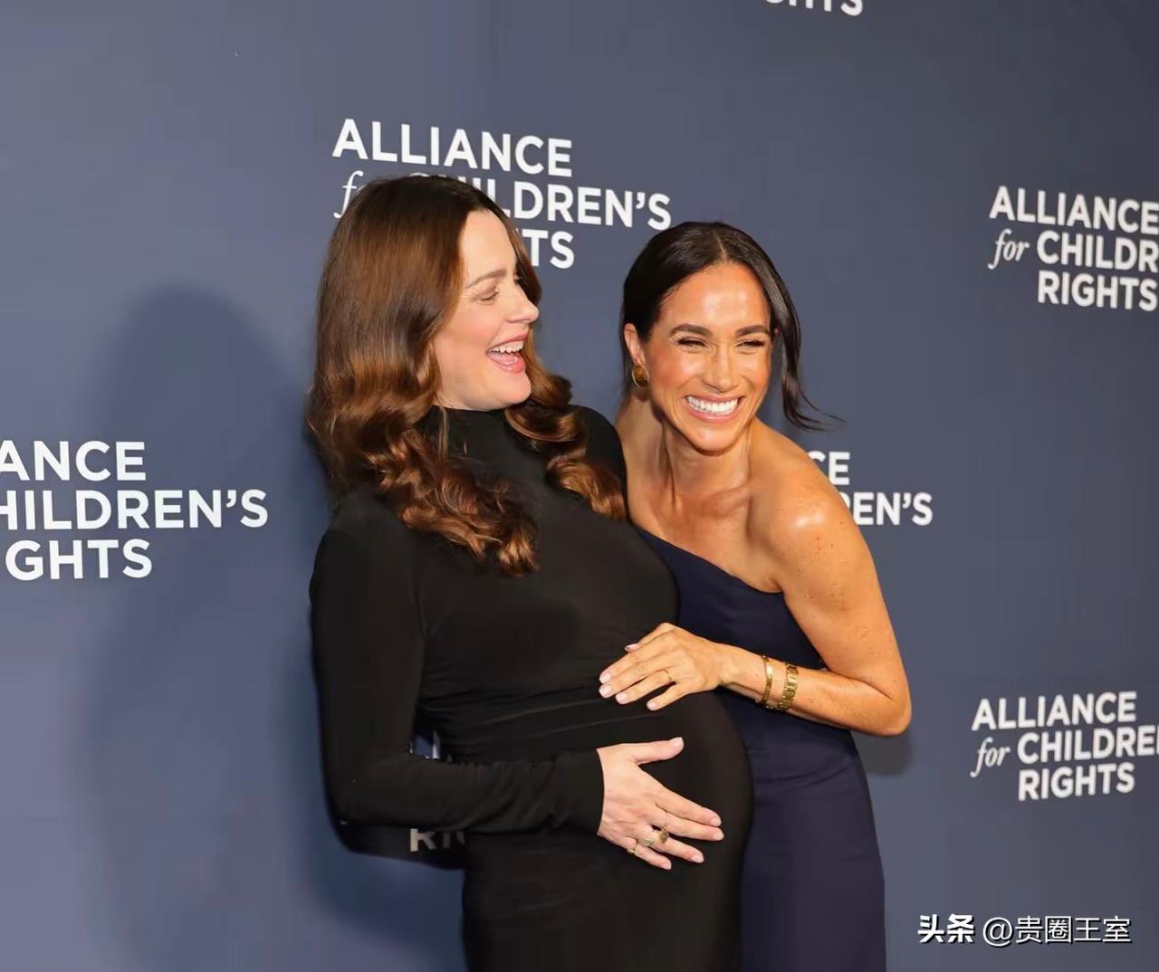 替莉莉贝特公主捏把汗！她千万不要像母亲梅根一样，肤色不稳定啊。

梅根最新红毯生