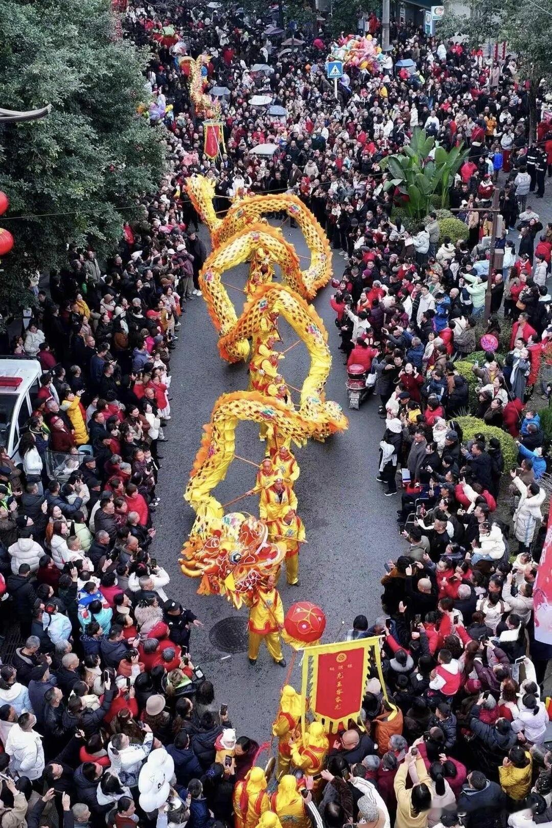 成都空城？但旅游景点都又开始限流了，这又怎么一回事呢？

其中一个数据就知道，美