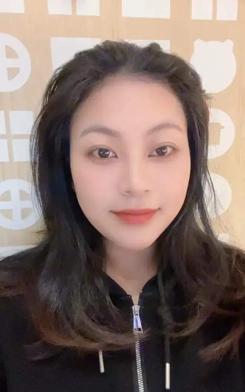 刷到一堆情感博主教男生“三秒读心”，说女生不回消息就是养鱼，秒回才是真爱，点赞还