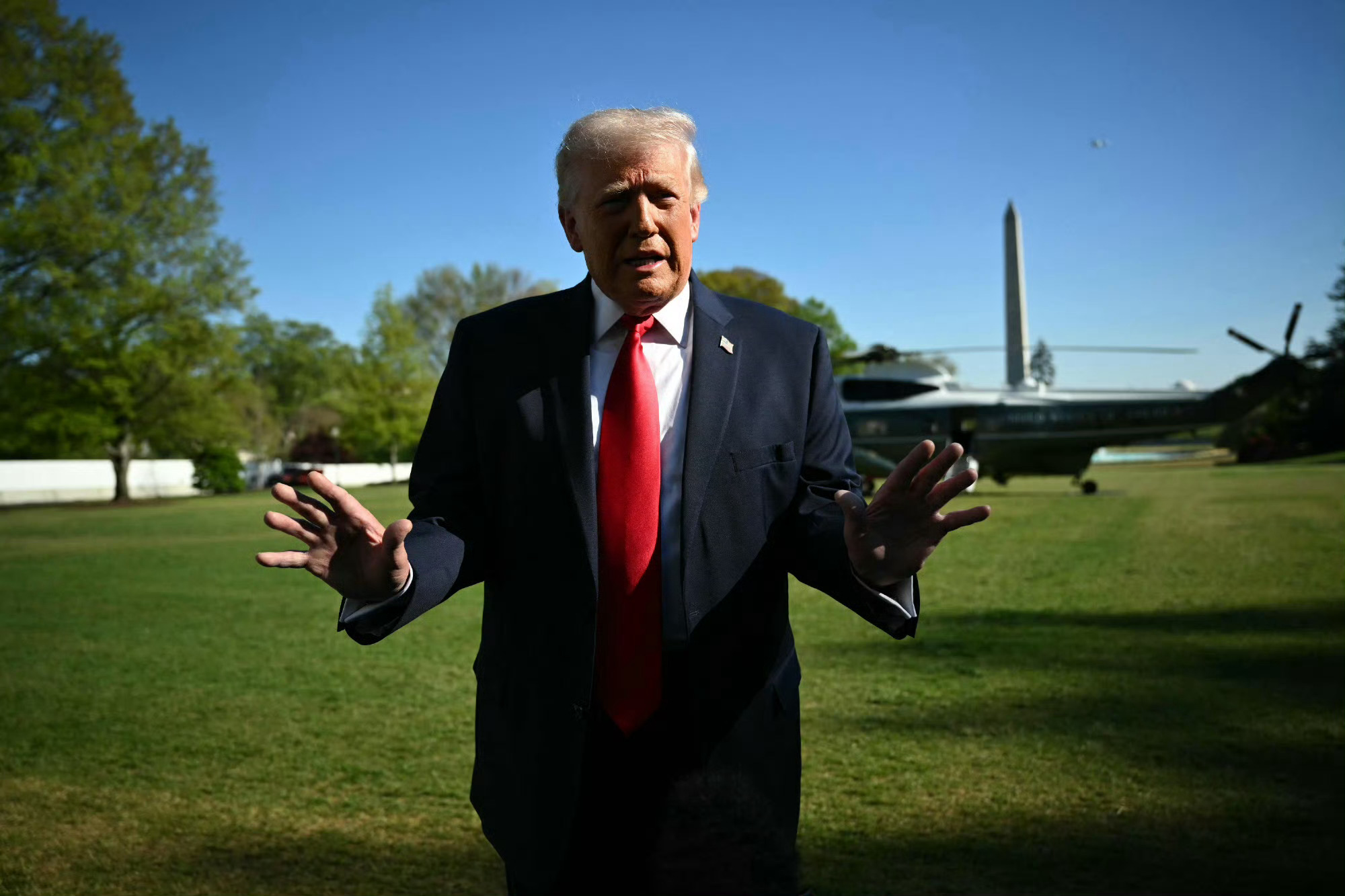 【#特朗普称将摧毁霍尔木兹海峡的水雷#】美国总统特朗普12日在社交媒体发文说，美