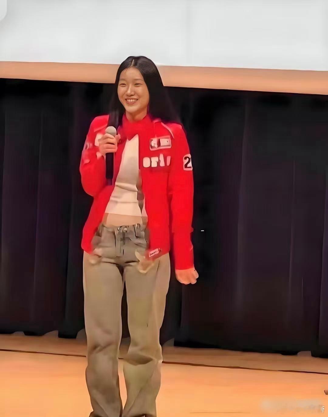 陈奕迅的女儿出道了，￼￼不少网友直言撞脸刘亦菲。 