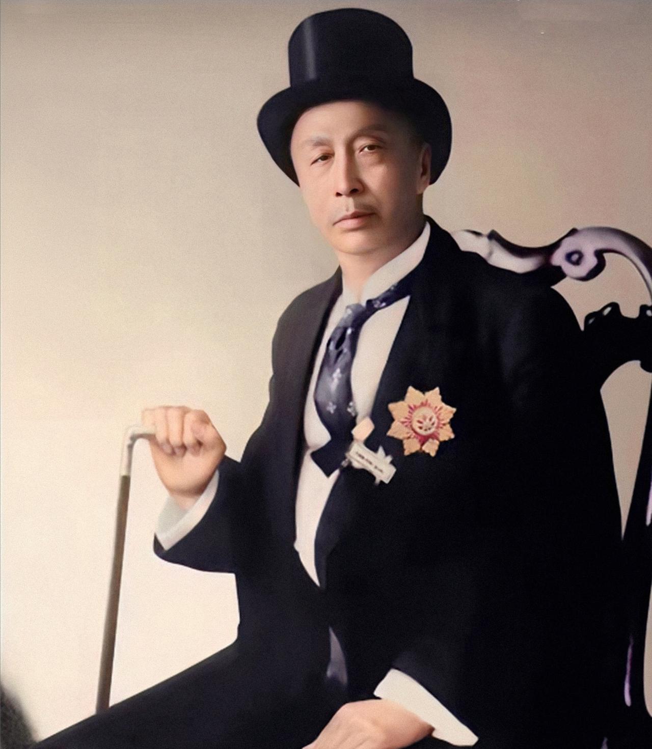 1898年，华人首富张弼士去买船票。

德国轮船公司的售票员上下打量他，轻蔑地说