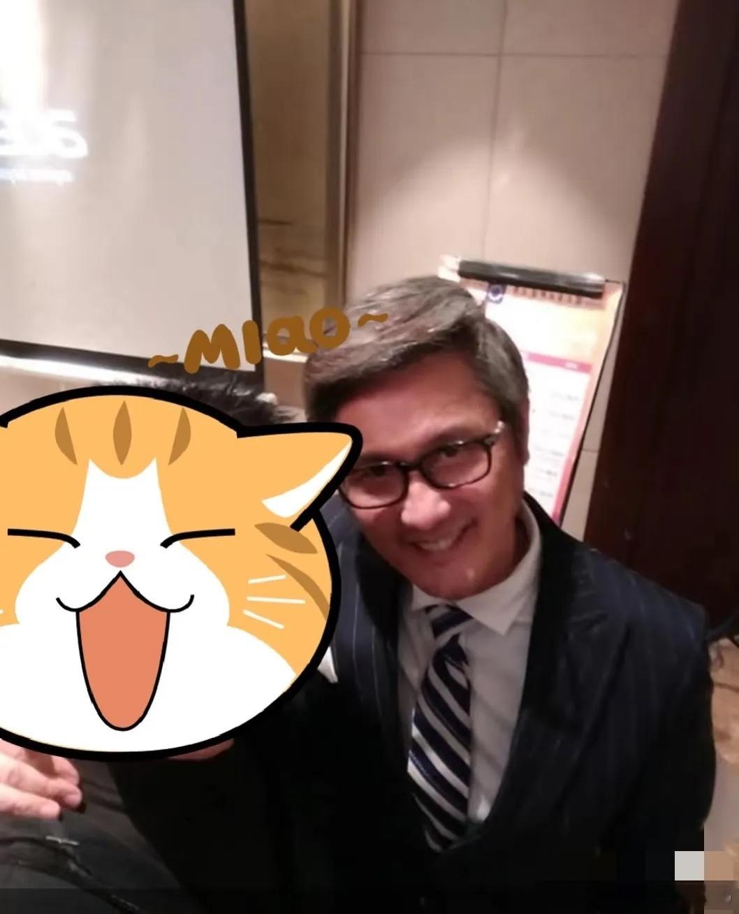 包小柏近照曝光，58岁仍在中国台北科技大学读了EMBA，并且站在教室里面讲课，他