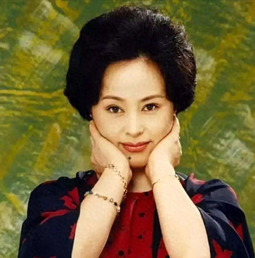 精通31国语言的老戏骨朱明瑛，巅峰时期遭遇丈夫离弃，如今晚年华丽转身成为女总裁