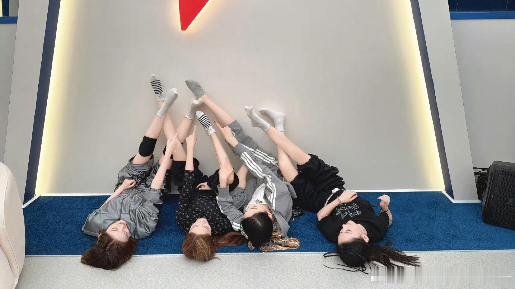 唐艺昕说明天给我们投投票唐艺昕何宣林淡淡陈凯琳腿都跳肿了 就冲姐姐们这股拼劲，明