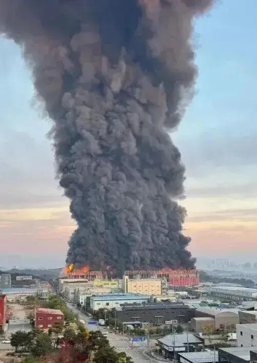 11月15日，韩国亚洲最大时尚物流中心突发大火，60小时才扑灭。1100万件未发