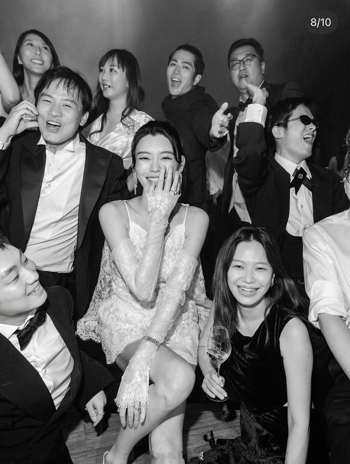 花絮照中陈学冬在奚梦瑶身后欢呼从求婚时牵着她入场，到婚礼上拄拐为她欢呼，陈学冬用