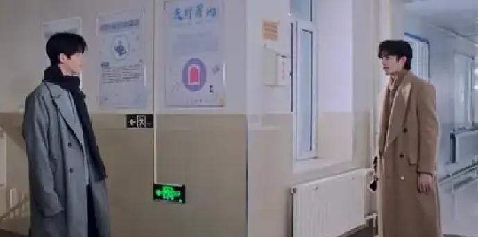 《骄阳似我》里，林屿森的羊绒大衣和庄序的大码旧外套，根本不是服装对比，是阶层的显