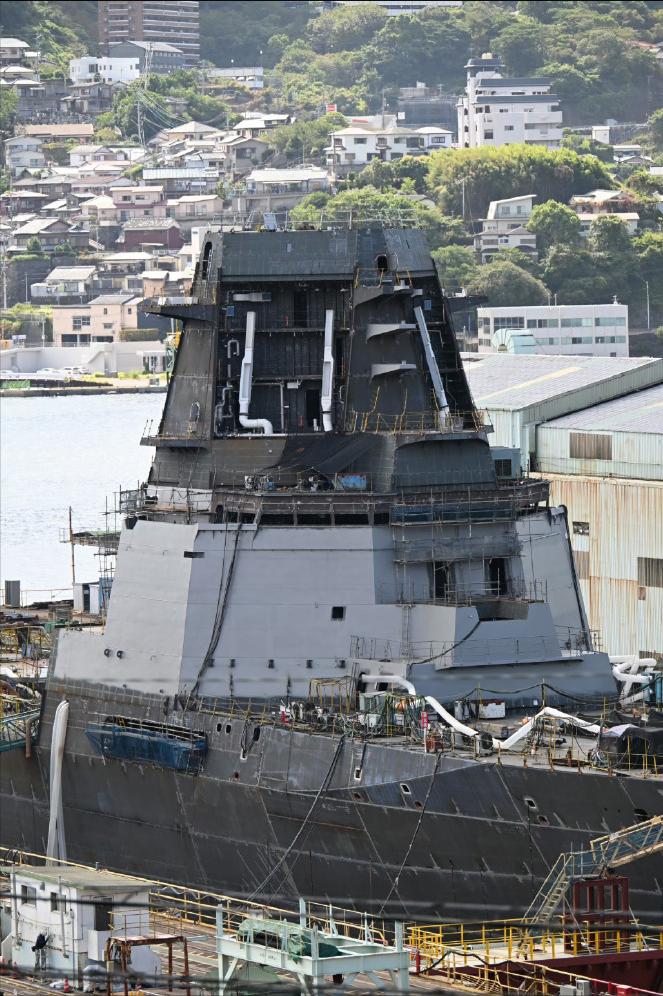 日本ASEV“宙斯盾系统搭载舰”的巨型综合桅杆逐渐成型，将配备洛马最新的AN/S