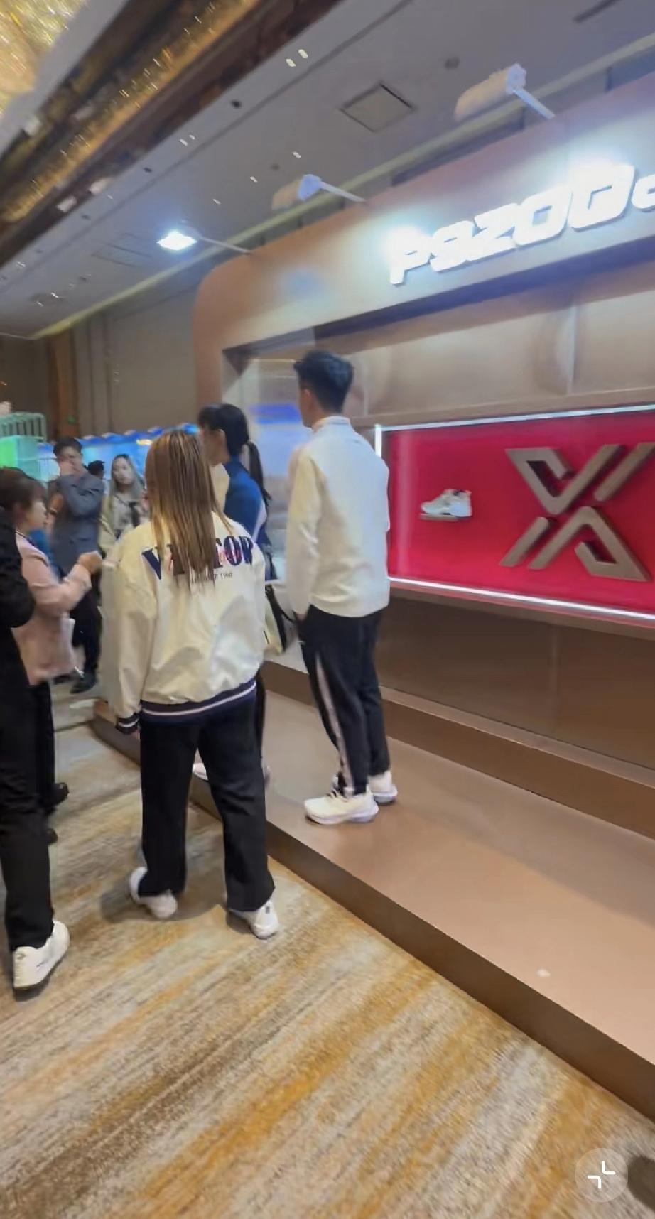 黄雅琼结婚退役后没几个月，一下子胖了这么多，大腿好粗!

3月17日，雅思组合、