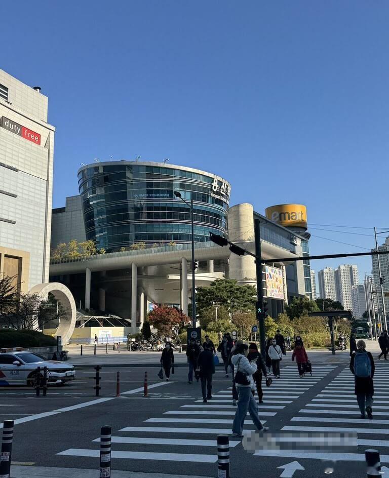 韩媒称近期韩国年轻世代对“蓝领”工作看法大有转变。因为拥有专业技能的不可取代性、