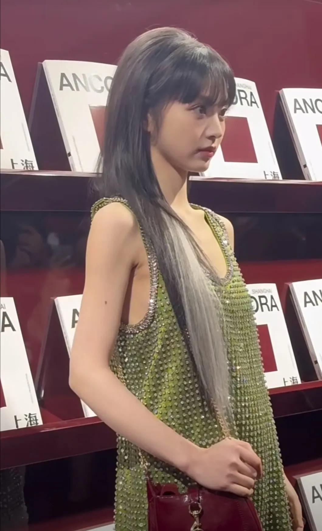 古驰活动田曦薇生图好甜啊！这个绿色背心好适合她，特别有青春感，很俏皮可爱，和周翊