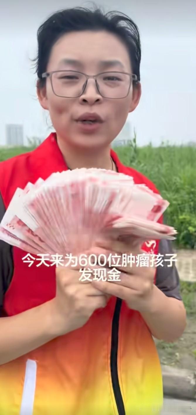 我如果有钱，也要像她一样，来现的，给他们的生活加点糖，真实地看见他们的笑容，就值